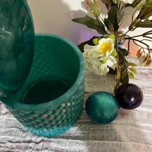 Trinket box, jewelry box, container with lid comes with two mushrooms